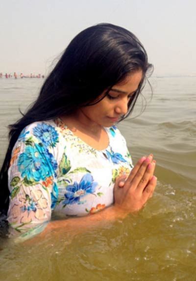 poonam-panday-was-seen-taking-a-holy-dip-at-sangam-she-tweets-nasha-of-lifetime-met-holy-saints-had-a-bath-in-holy-confluence-kumbh-mela-2013-allahabad
